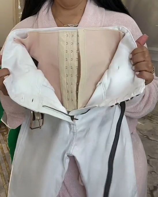 Vaqueros con curvas de corte alto y corte ajustado