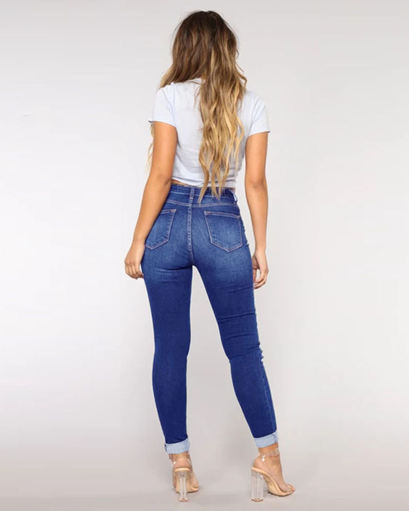 Jeans rasgados ajustados a la cadera