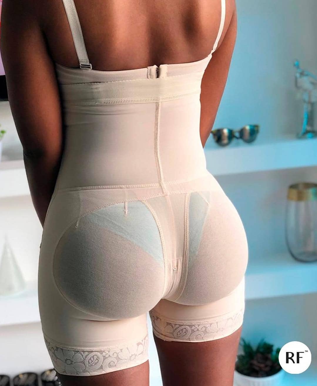 Body sin mangas con pecho abierto