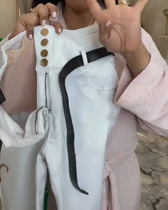 Vaqueros con curvas de corte alto y corte ajustado