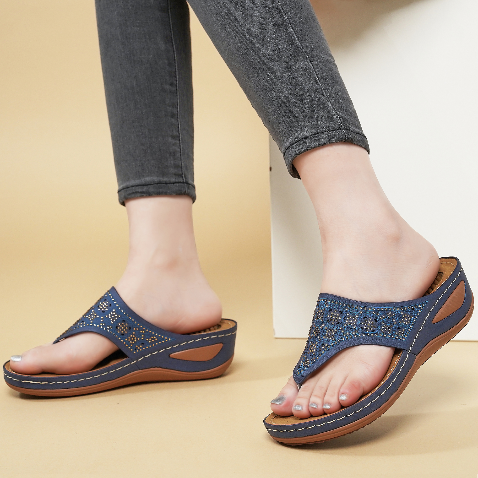 Womens Sandals Flip Flops for Women with Arch Support Cushion Summer Casual Rhinestone Wedge sandal Shoes Massage Function