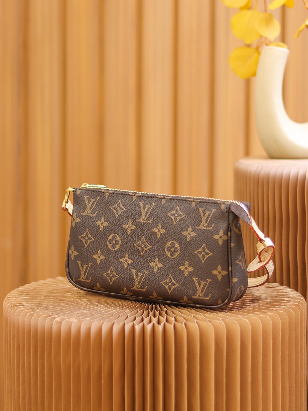 LV POCHETTE ACCESSOIRES