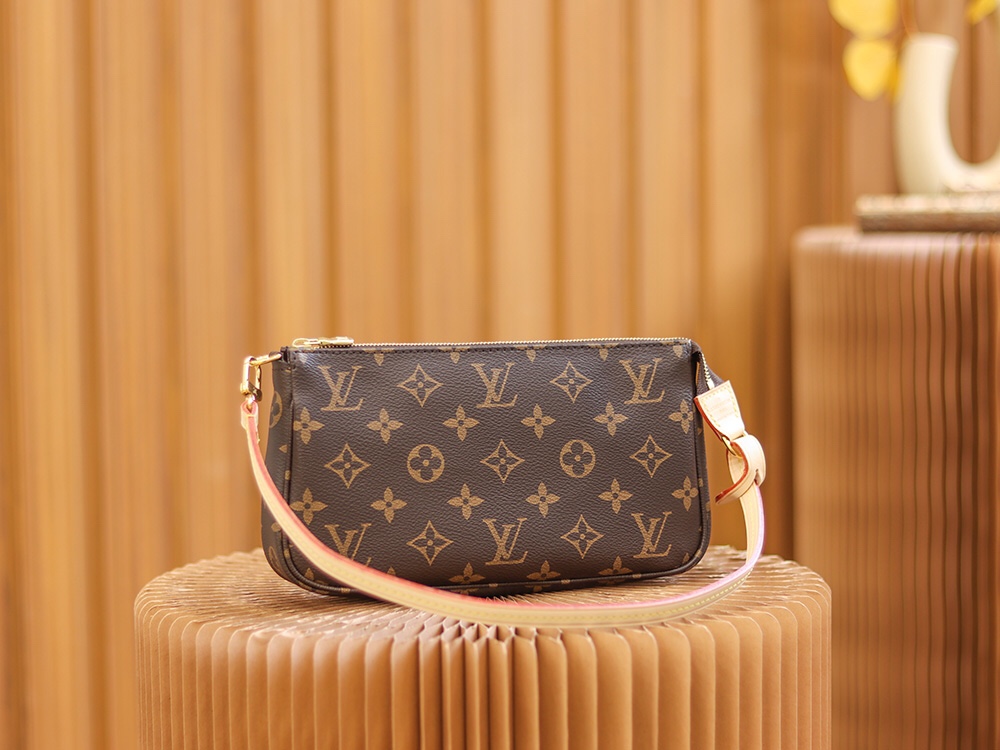 LV POCHETTE ACCESSOIRES