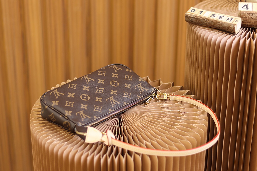 LV POCHETTE ACCESSOIRES