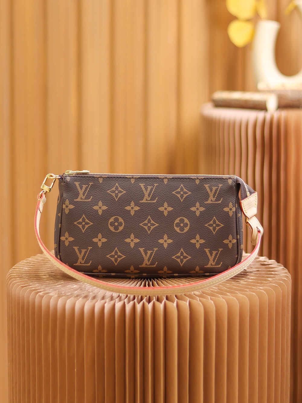 LV POCHETTE ACCESSOIRES