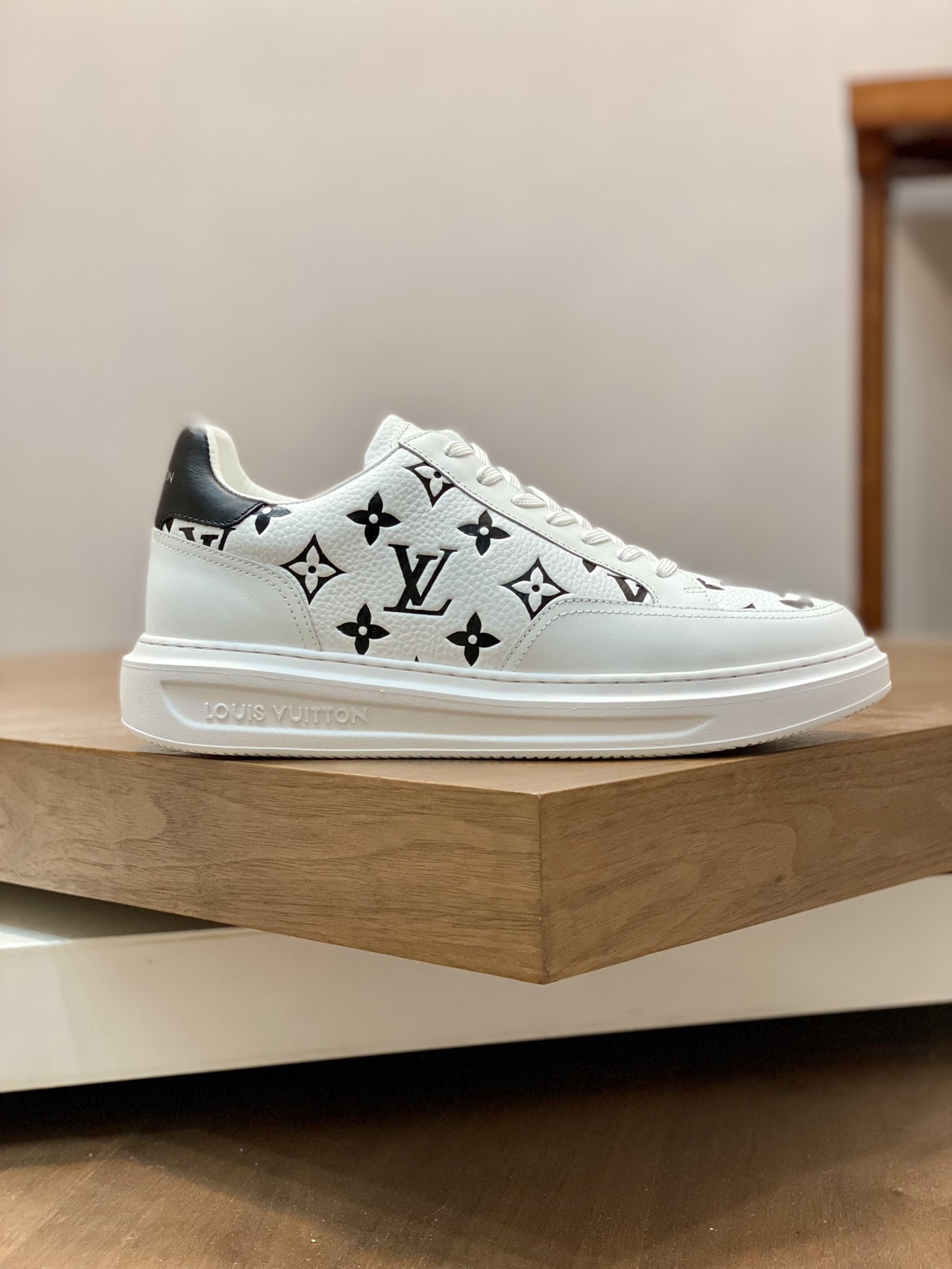 LV SNEAKER