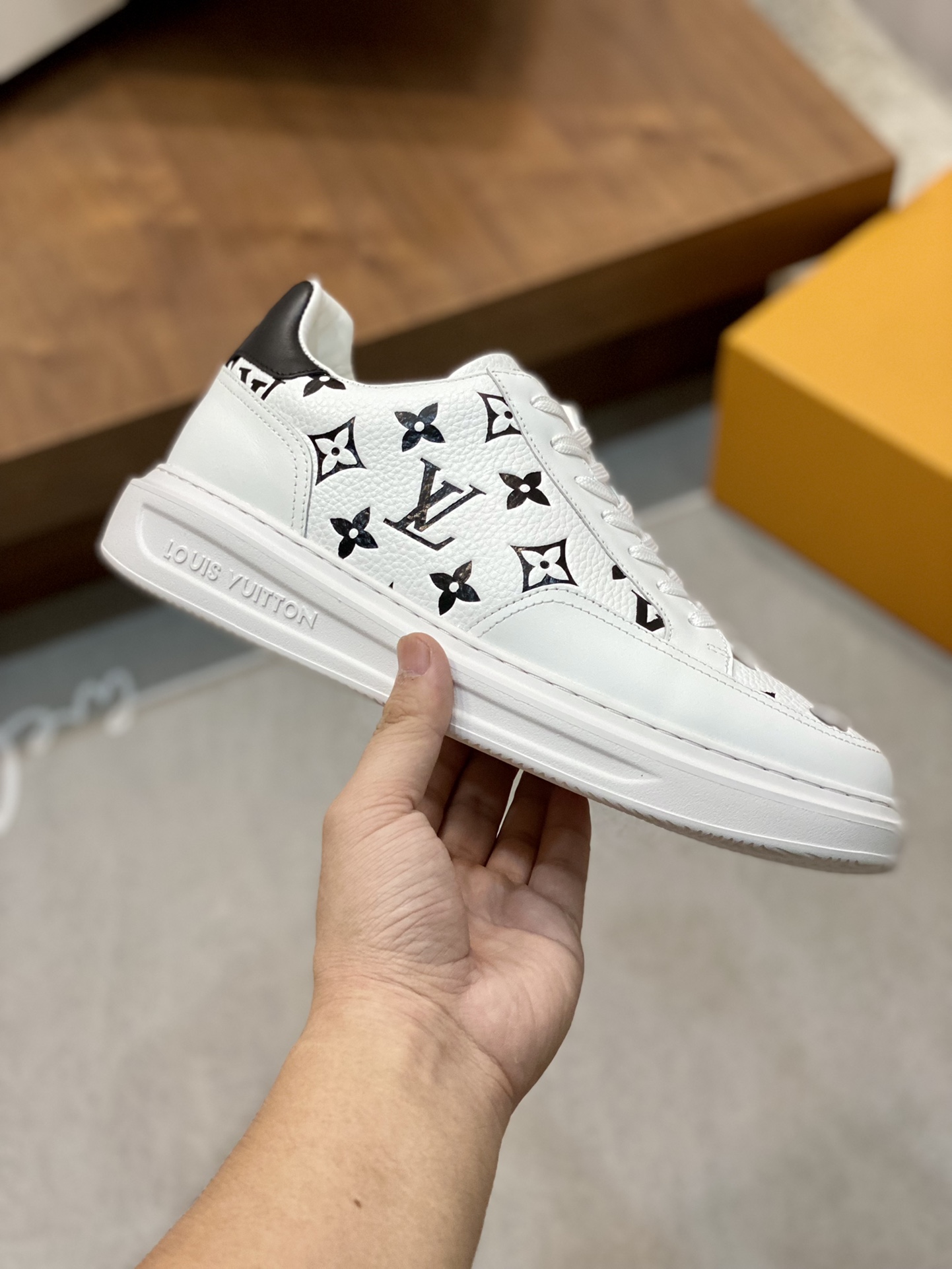LV SNEAKER