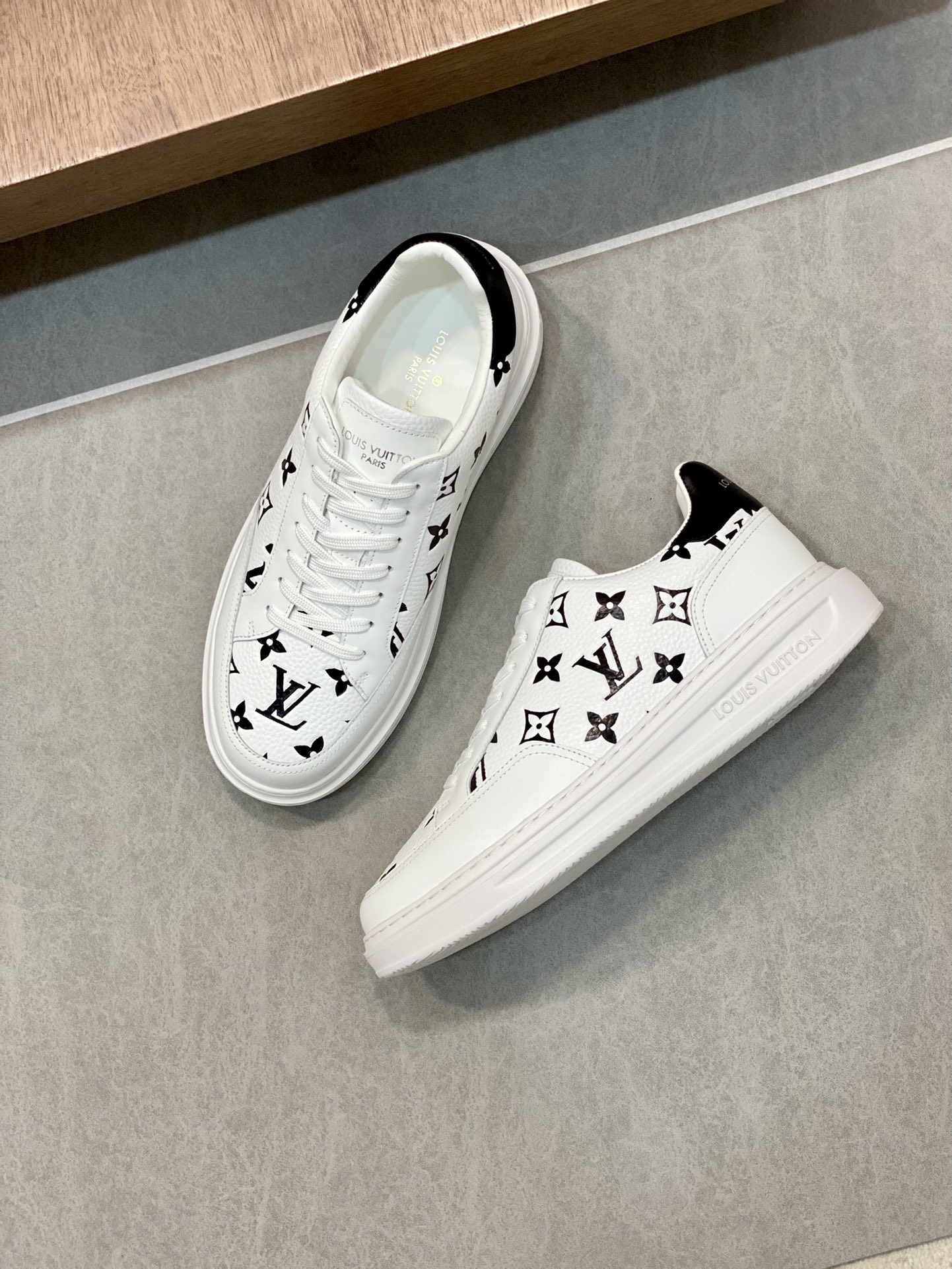 LV SNEAKER