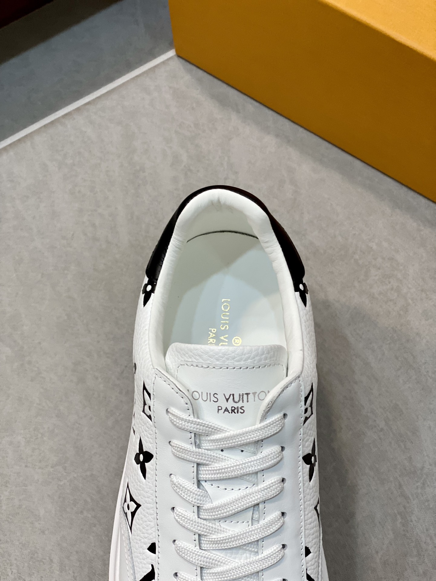 LV SNEAKER