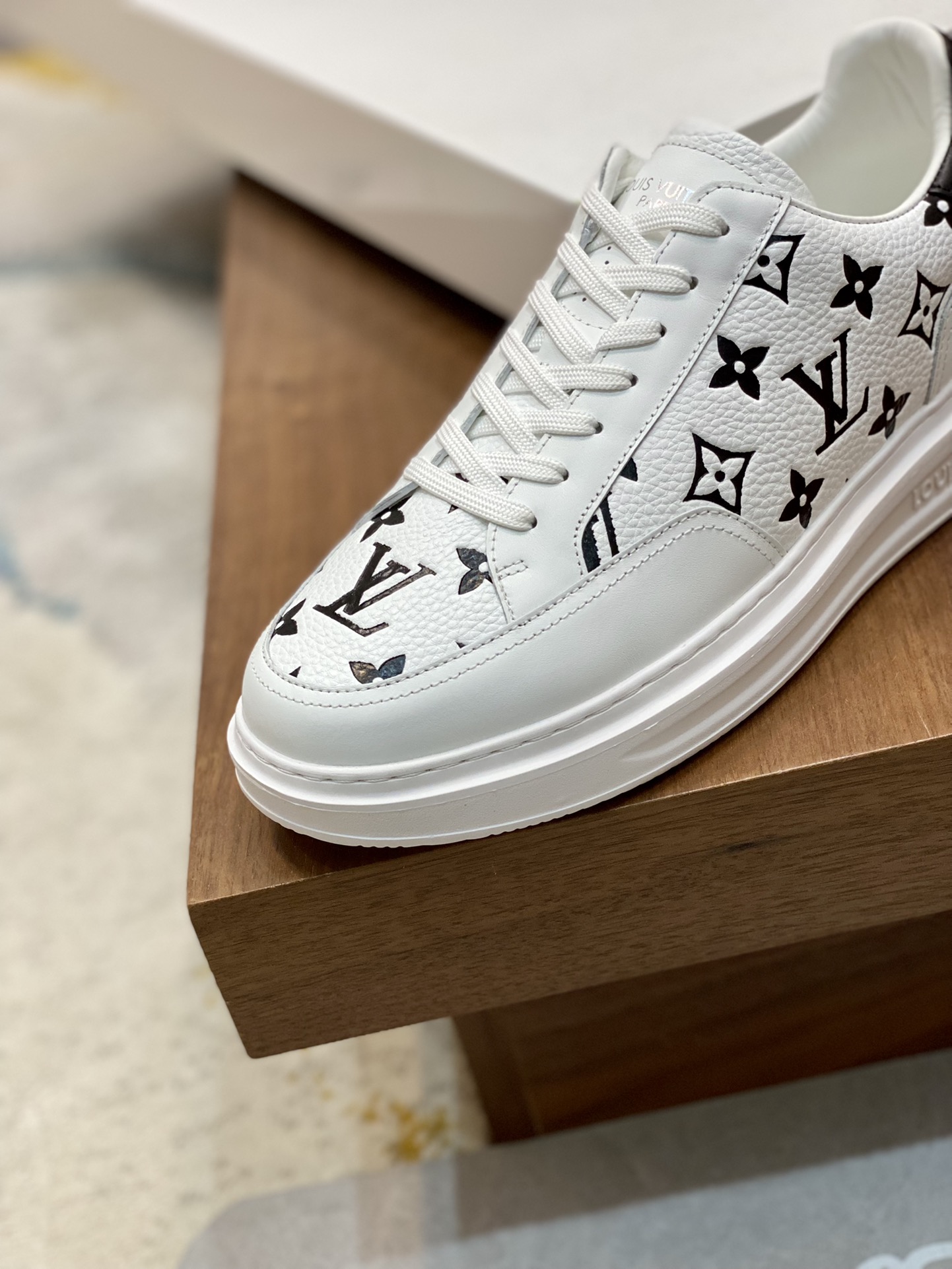LV SNEAKER