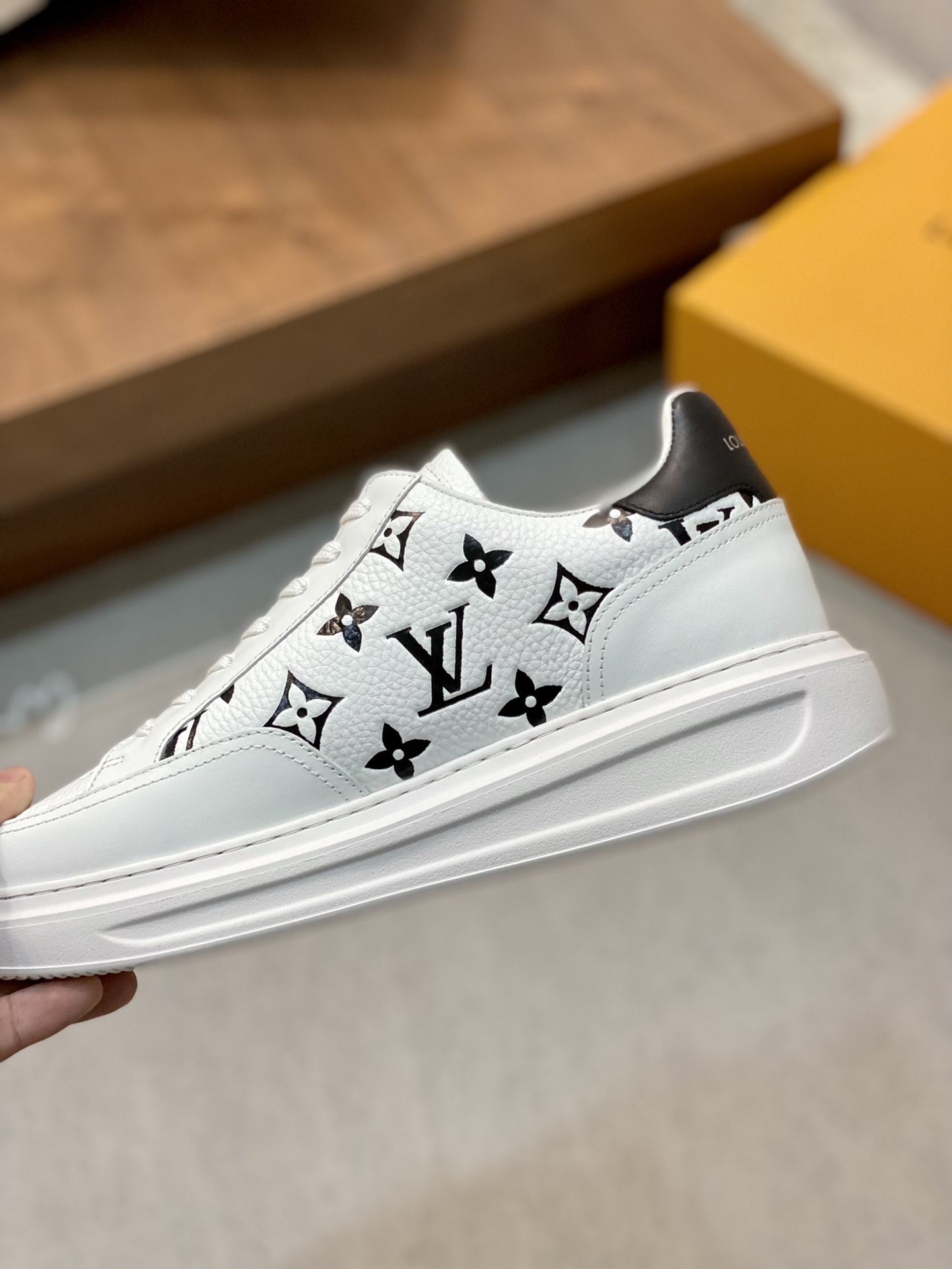 LV SNEAKER