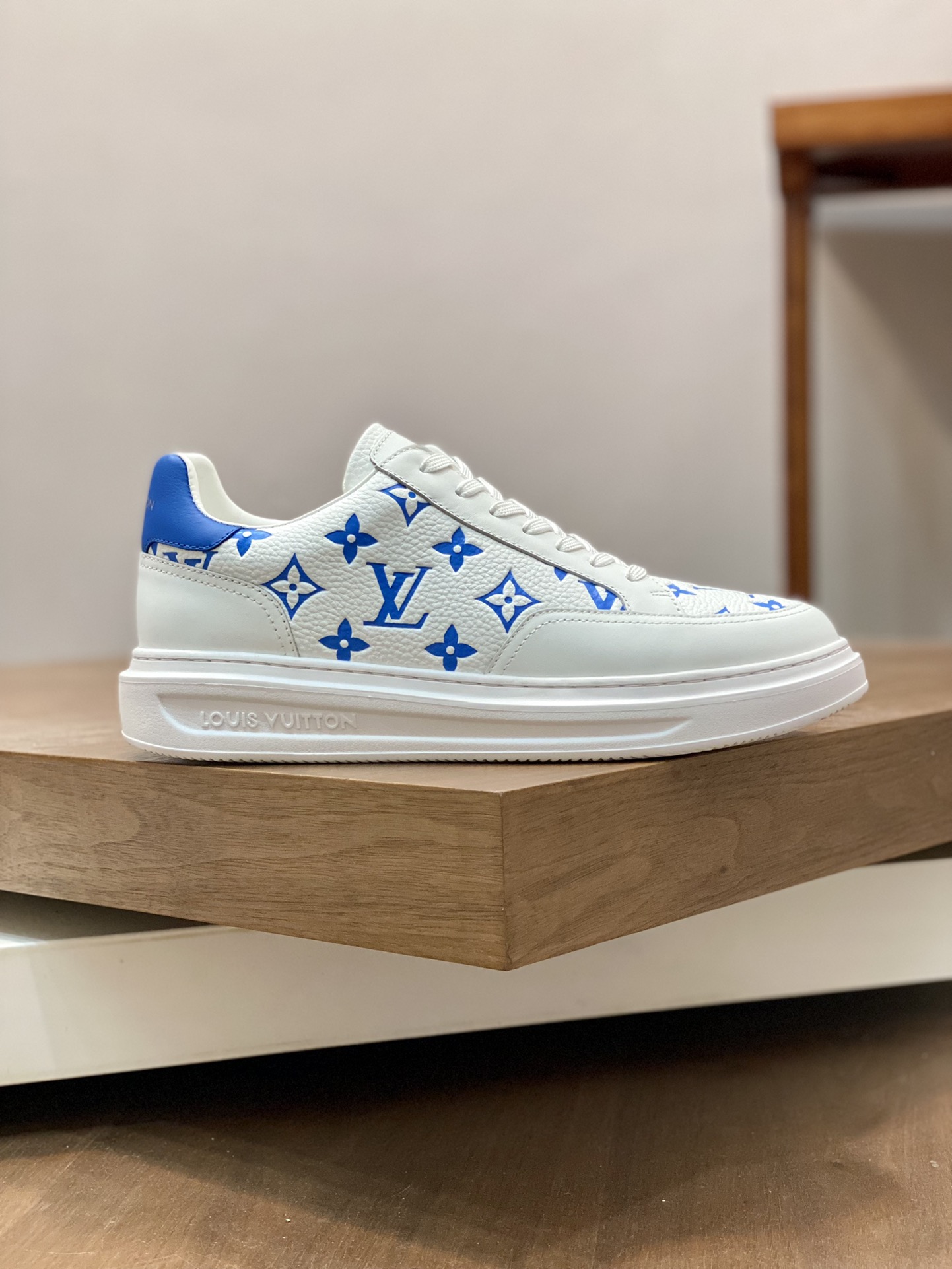 LV SNEAKER