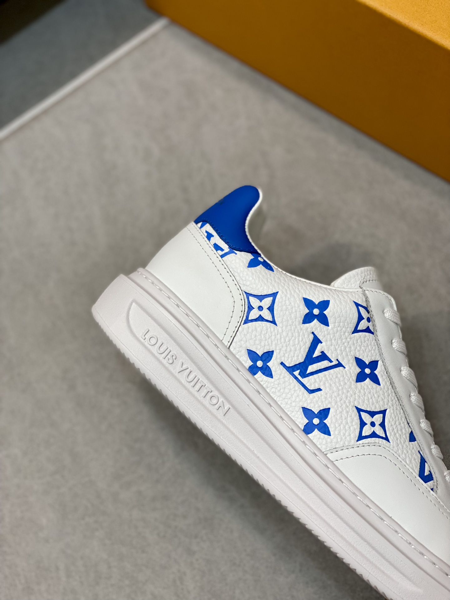 LV SNEAKER