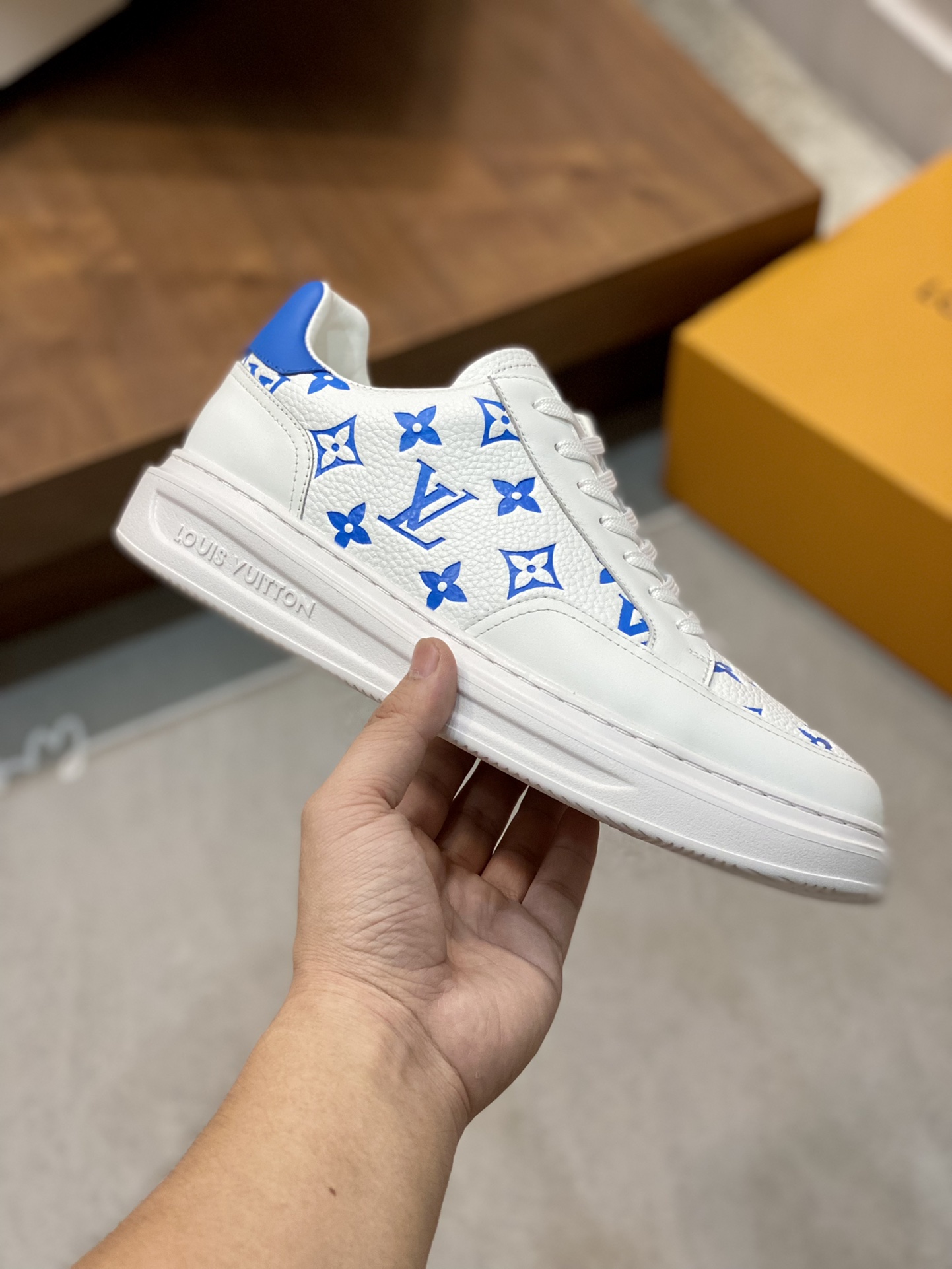 LV SNEAKER