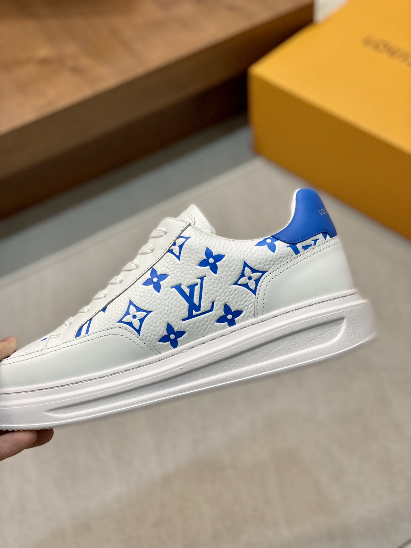 LV SNEAKER