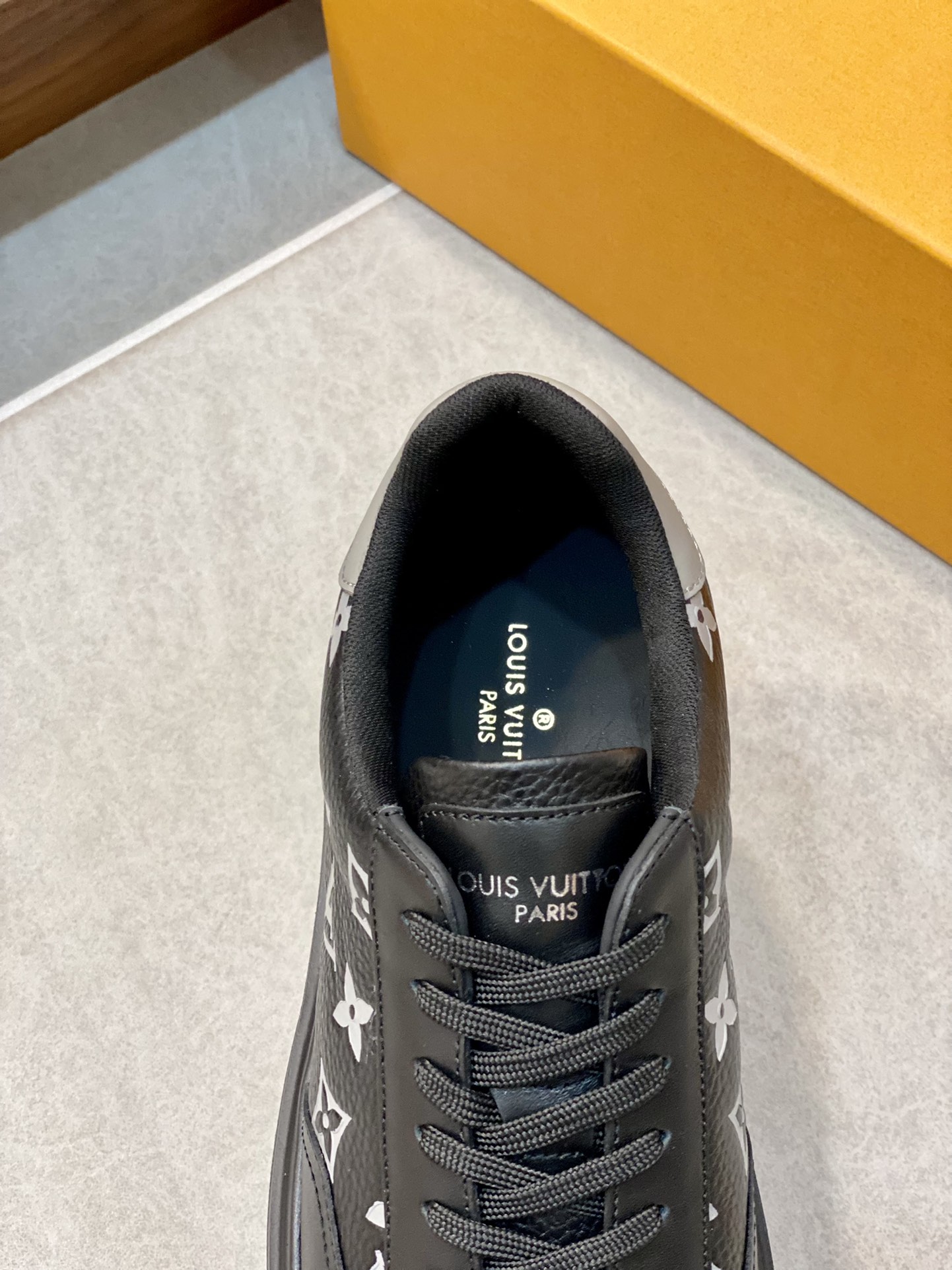 LV SNEAKER