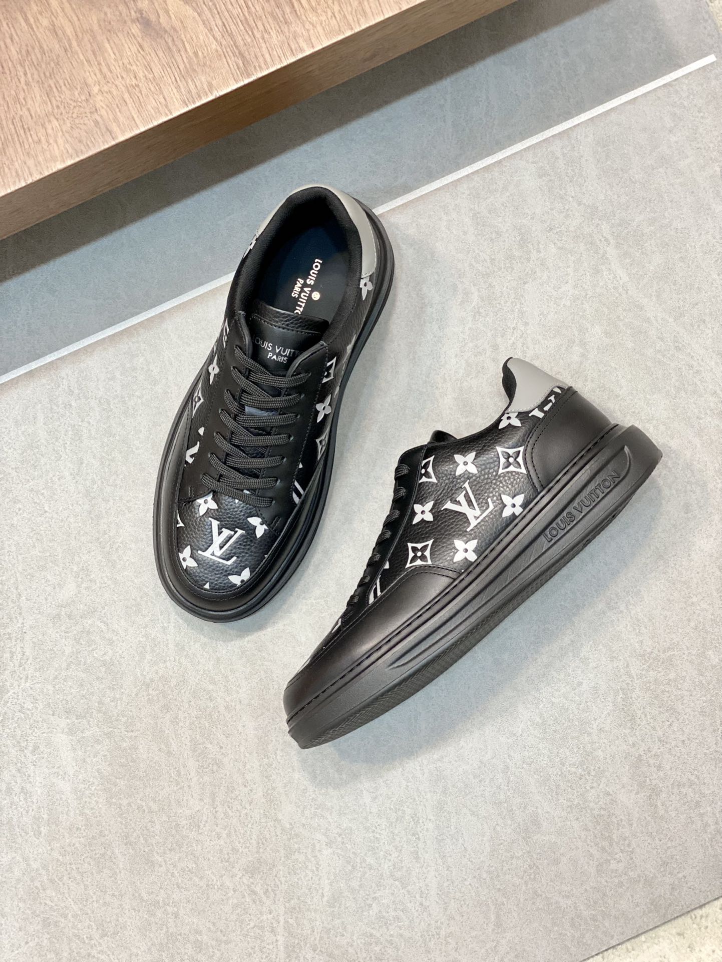 LV SNEAKER