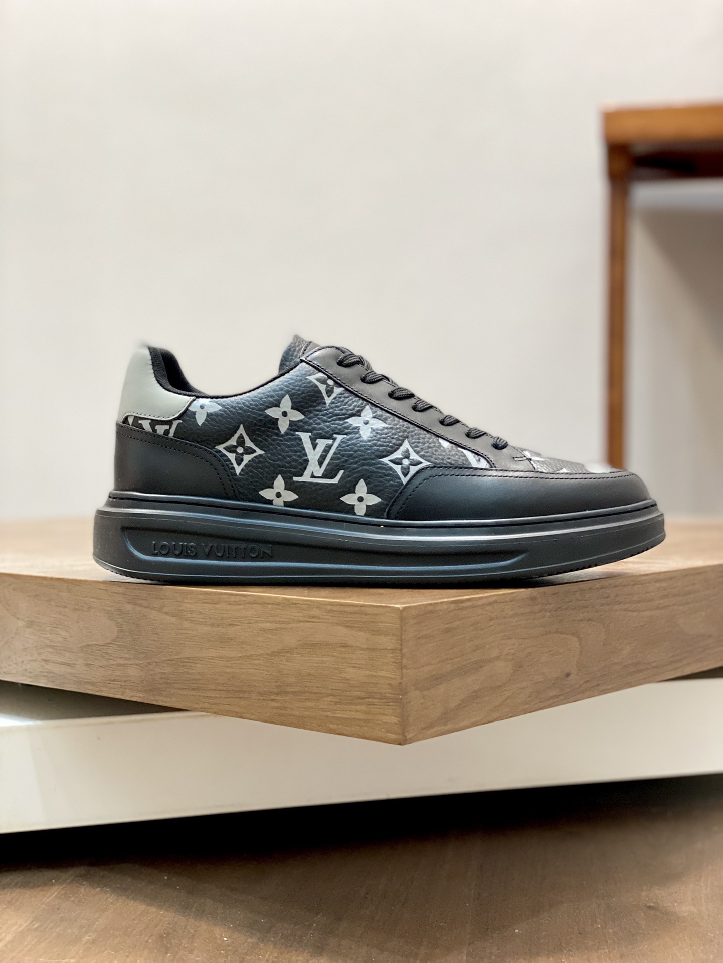 LV SNEAKER