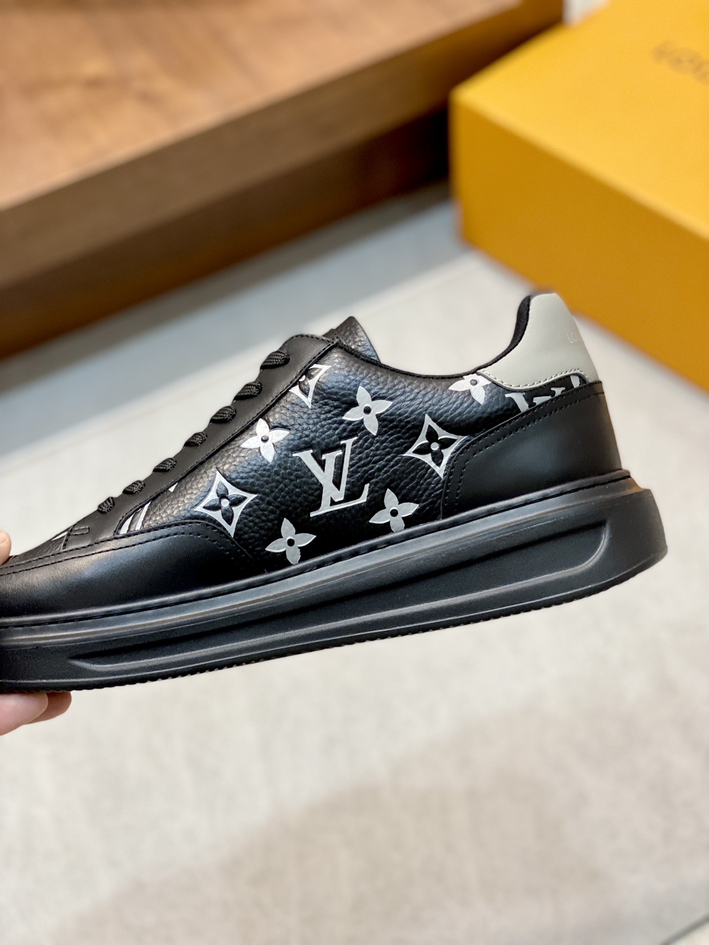LV SNEAKER