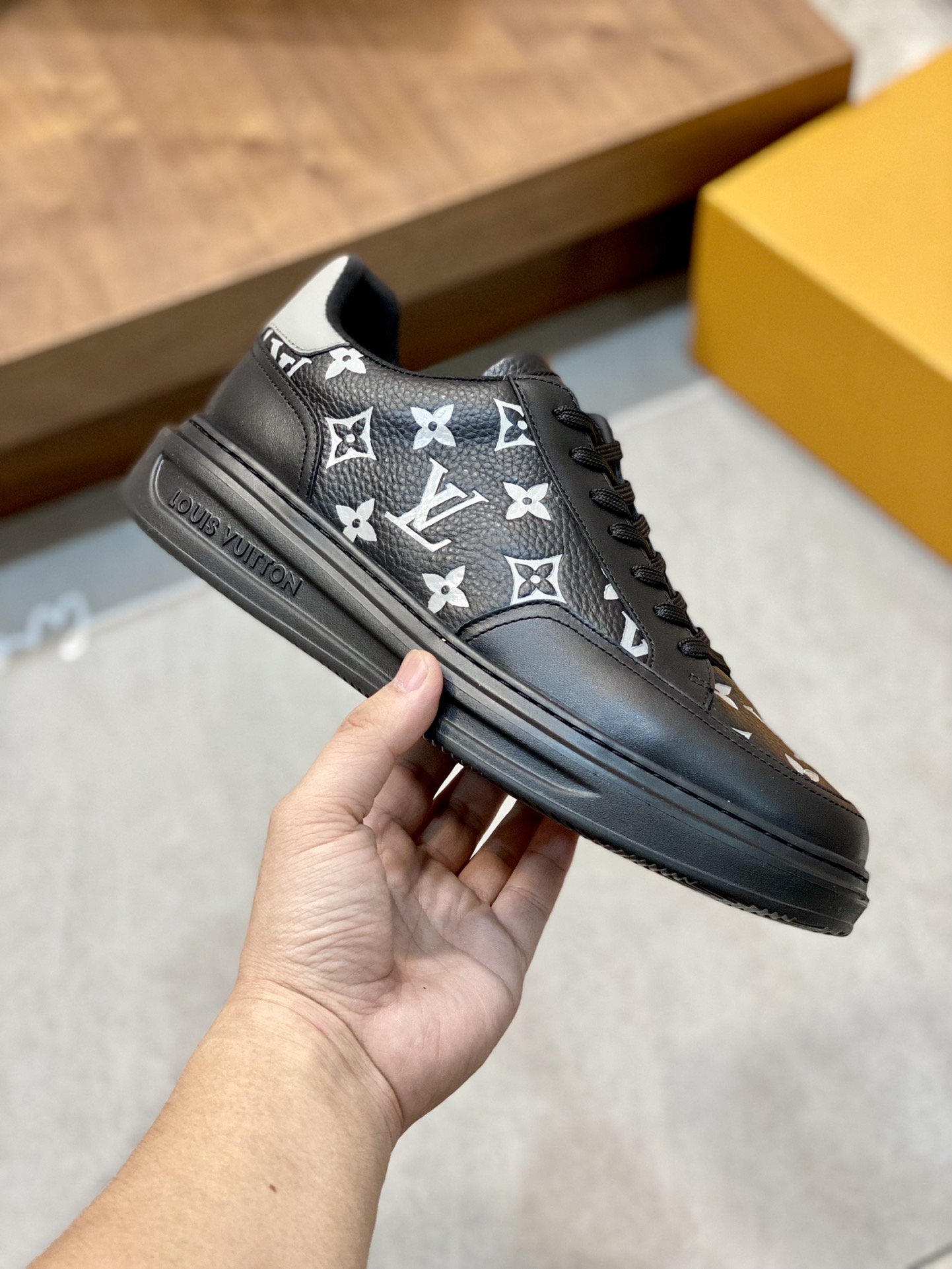 LV SNEAKER