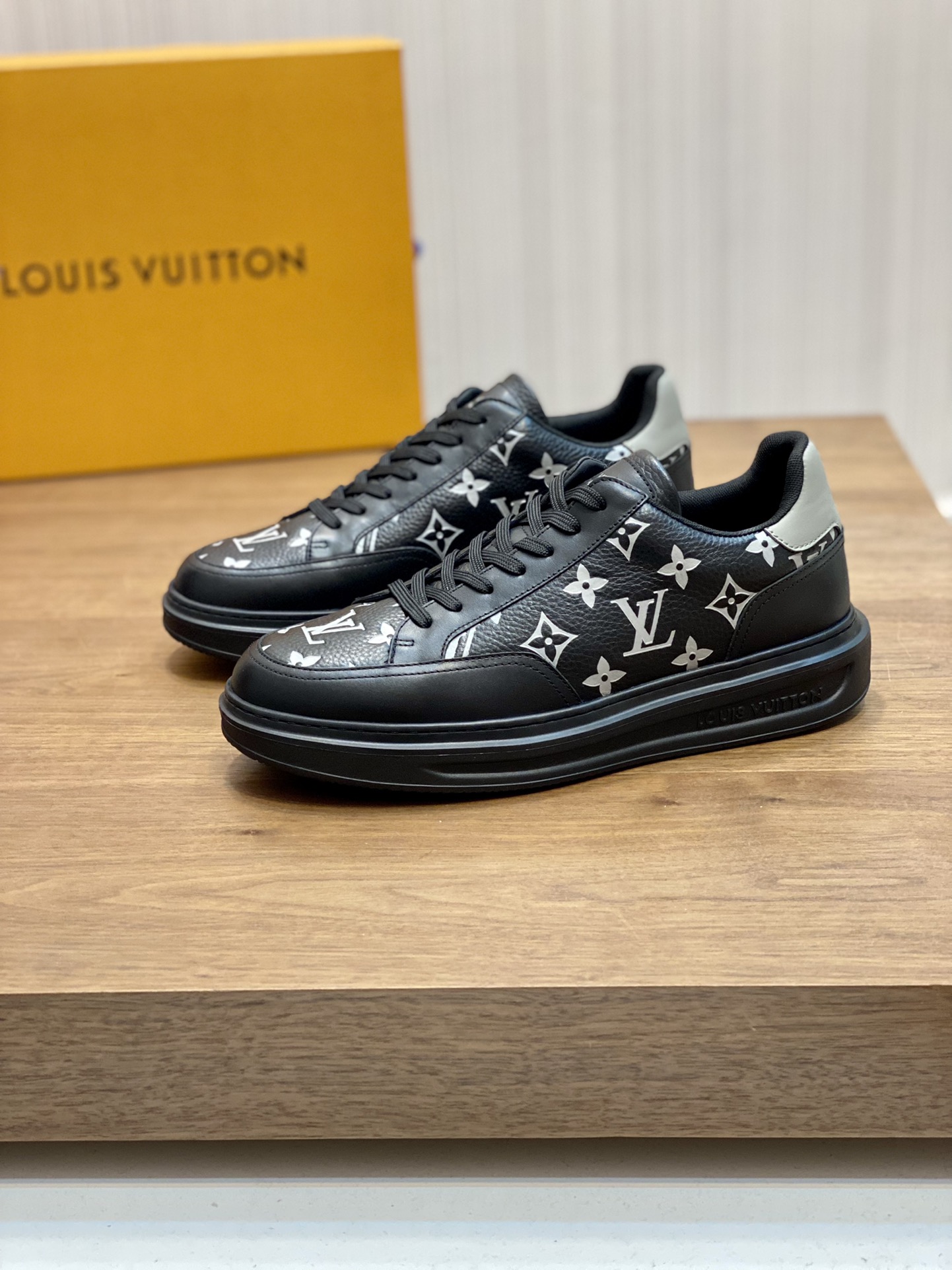 LV SNEAKER