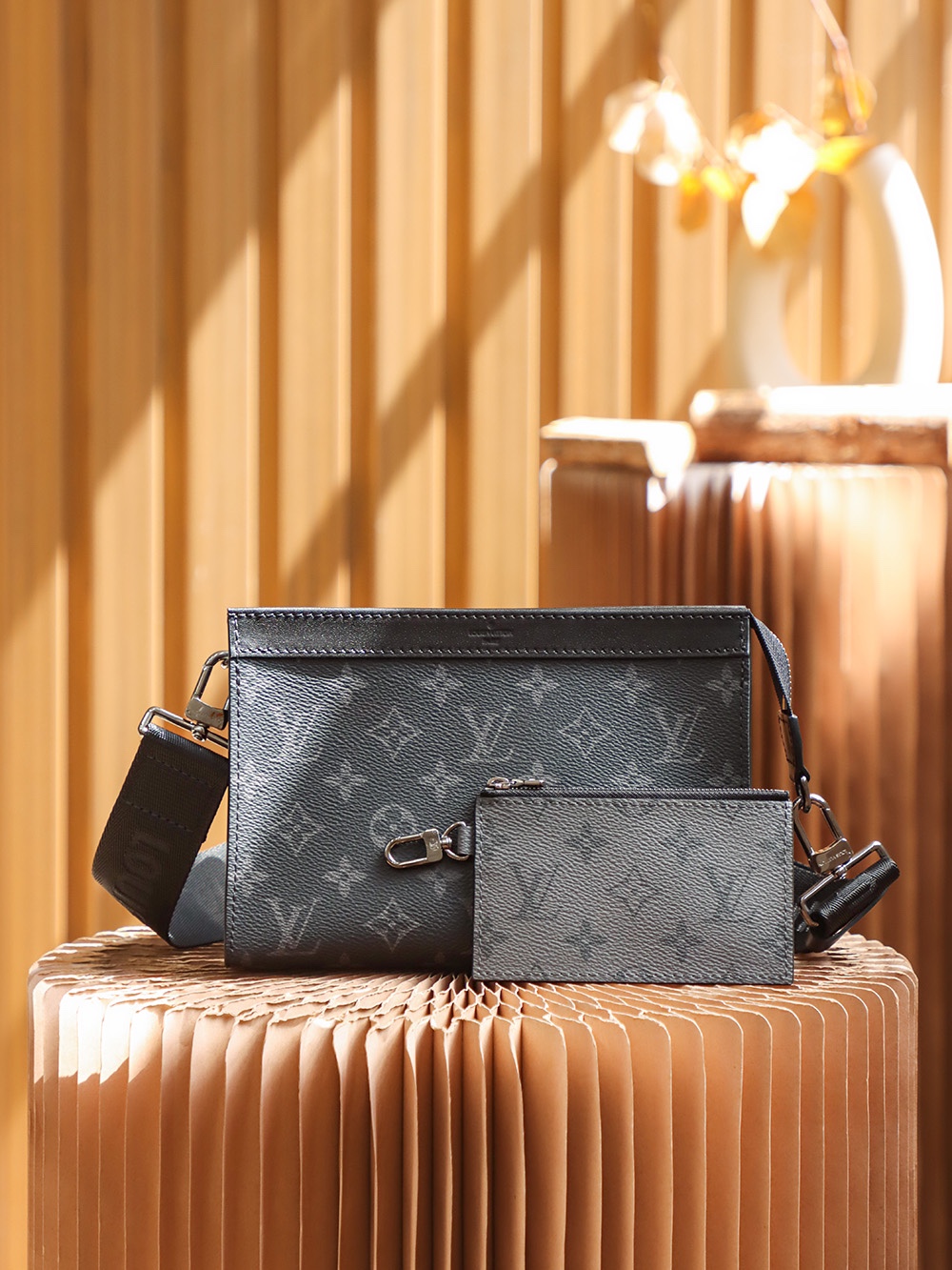 LV GASTON WEARABLE WALLET 
