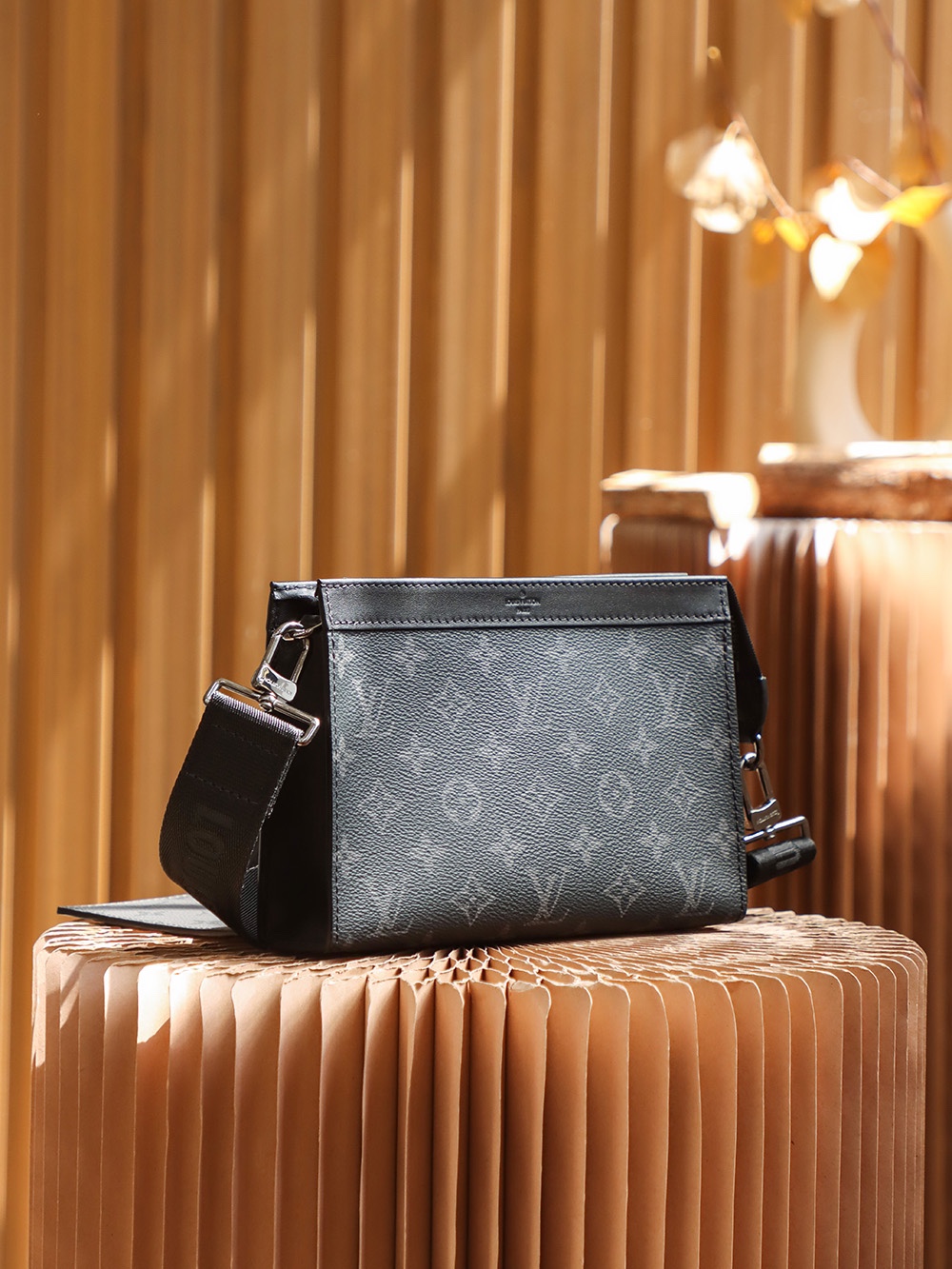 LV GASTON WEARABLE WALLET 