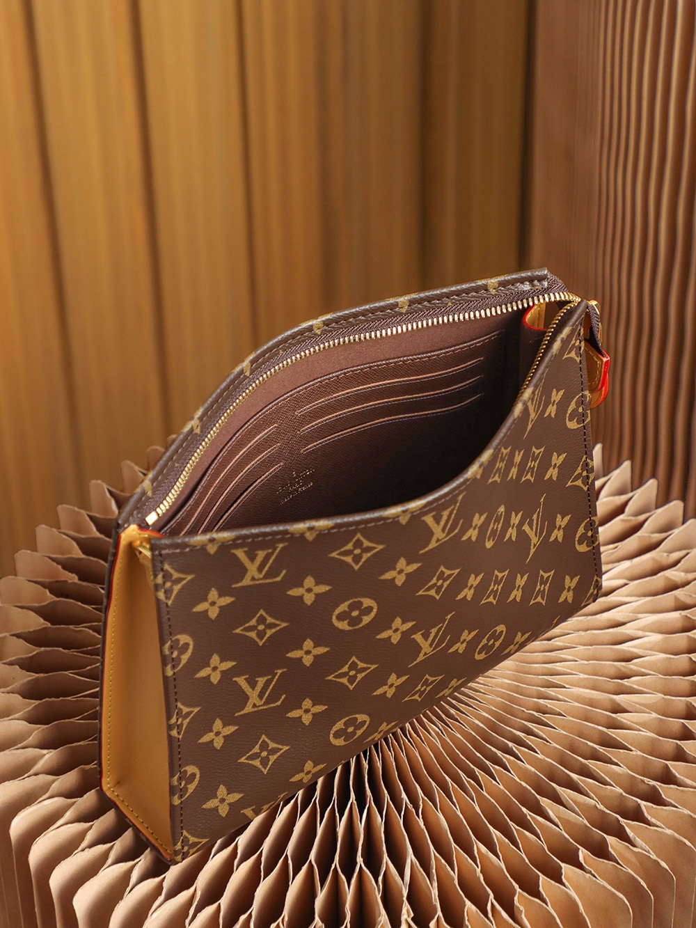 LV TOILETRY 26