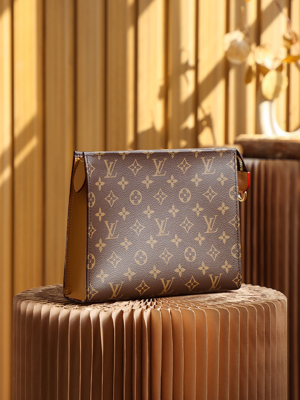 LV TOILETRY 26