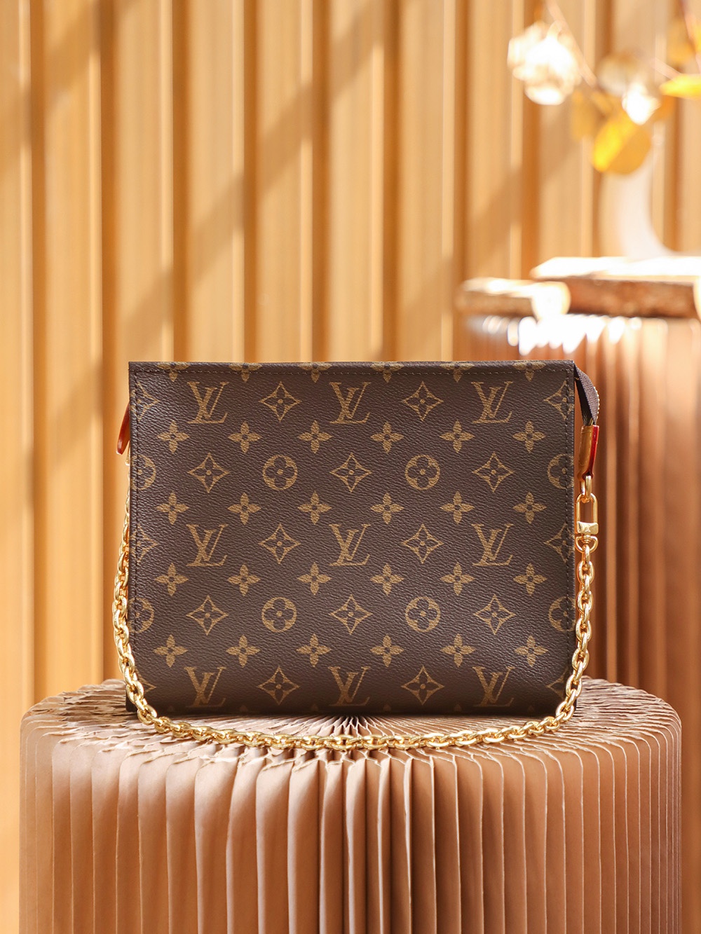 LV TOILETRY 26