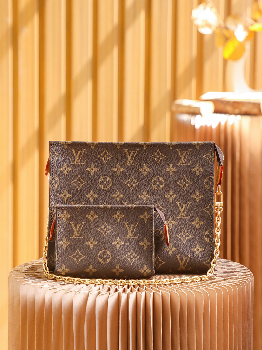 LV TOILETRY 26