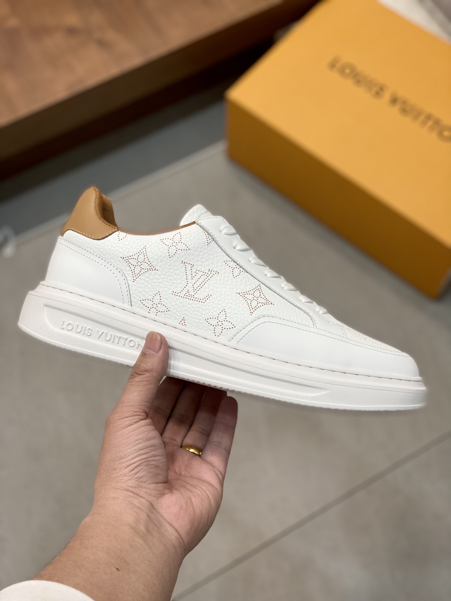 LV SNEAKER