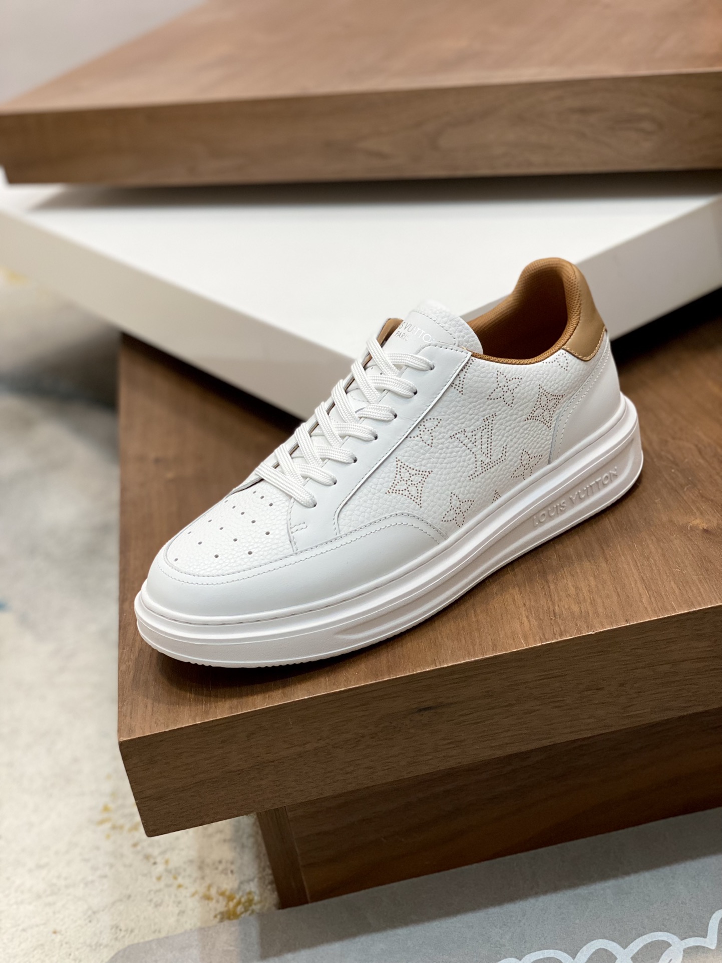 LV SNEAKER