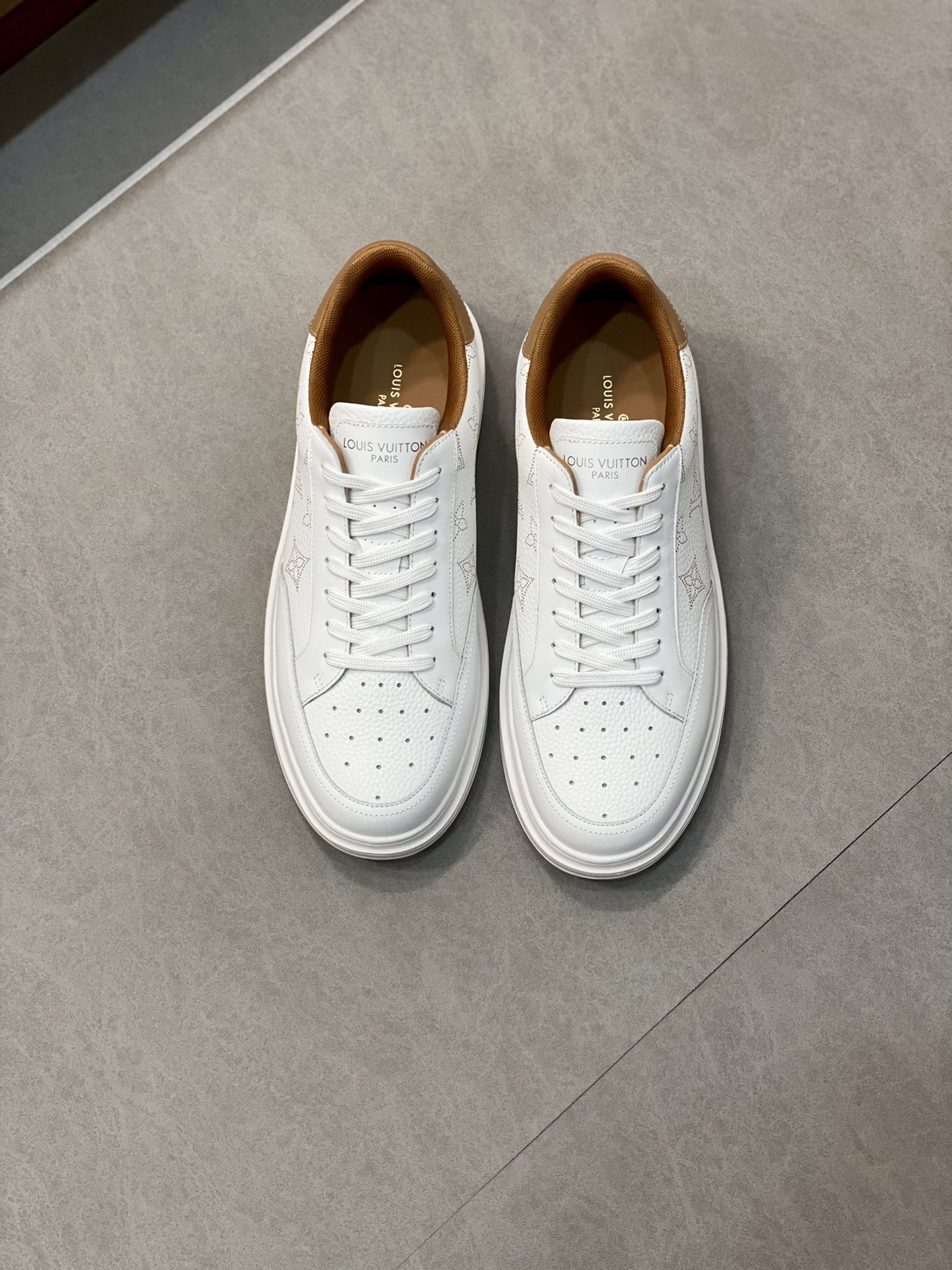 LV SNEAKER