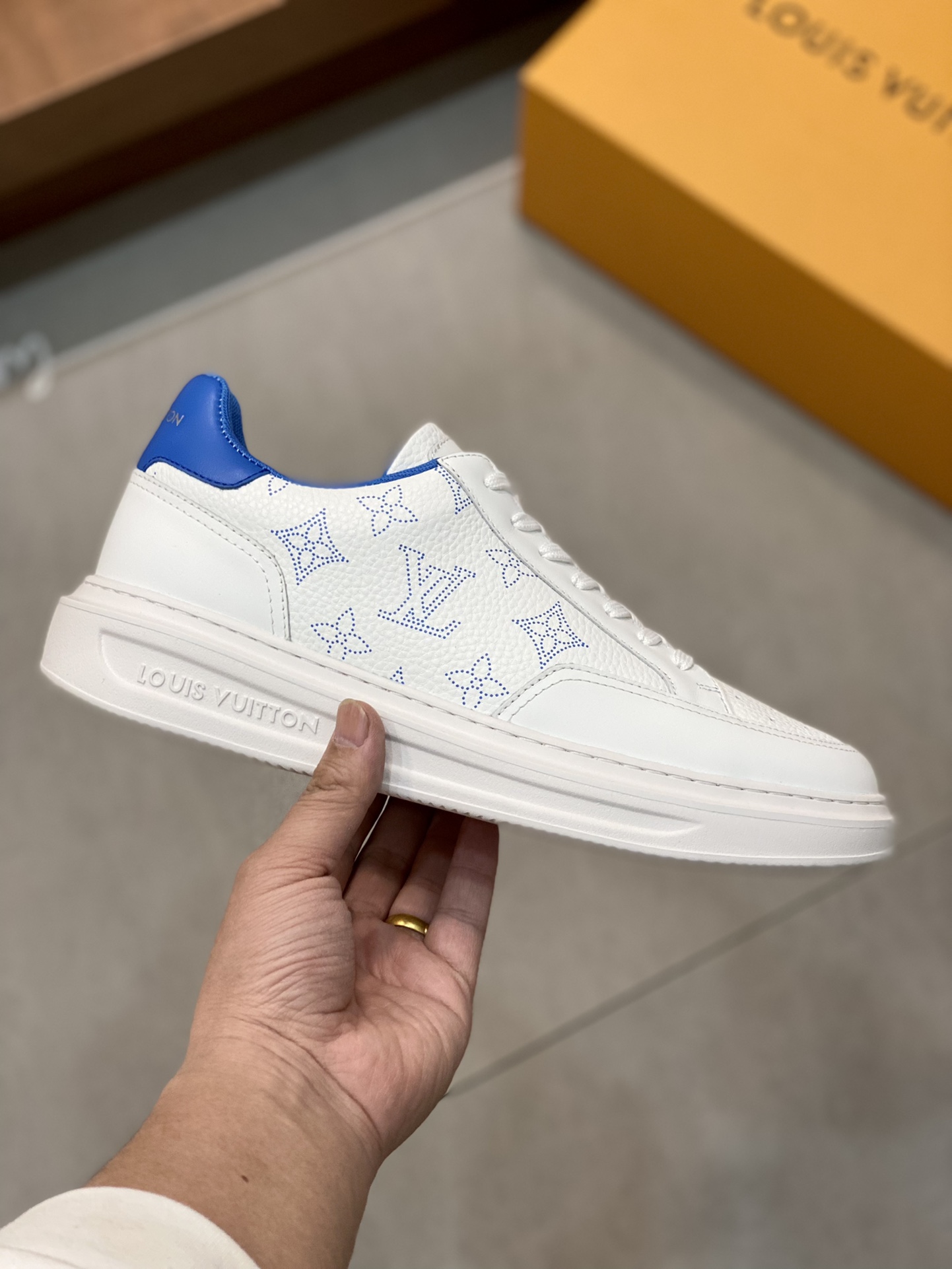LV SNEAKER