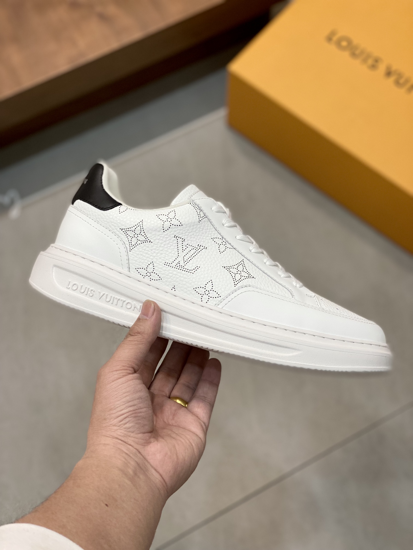 LV SNEAKER