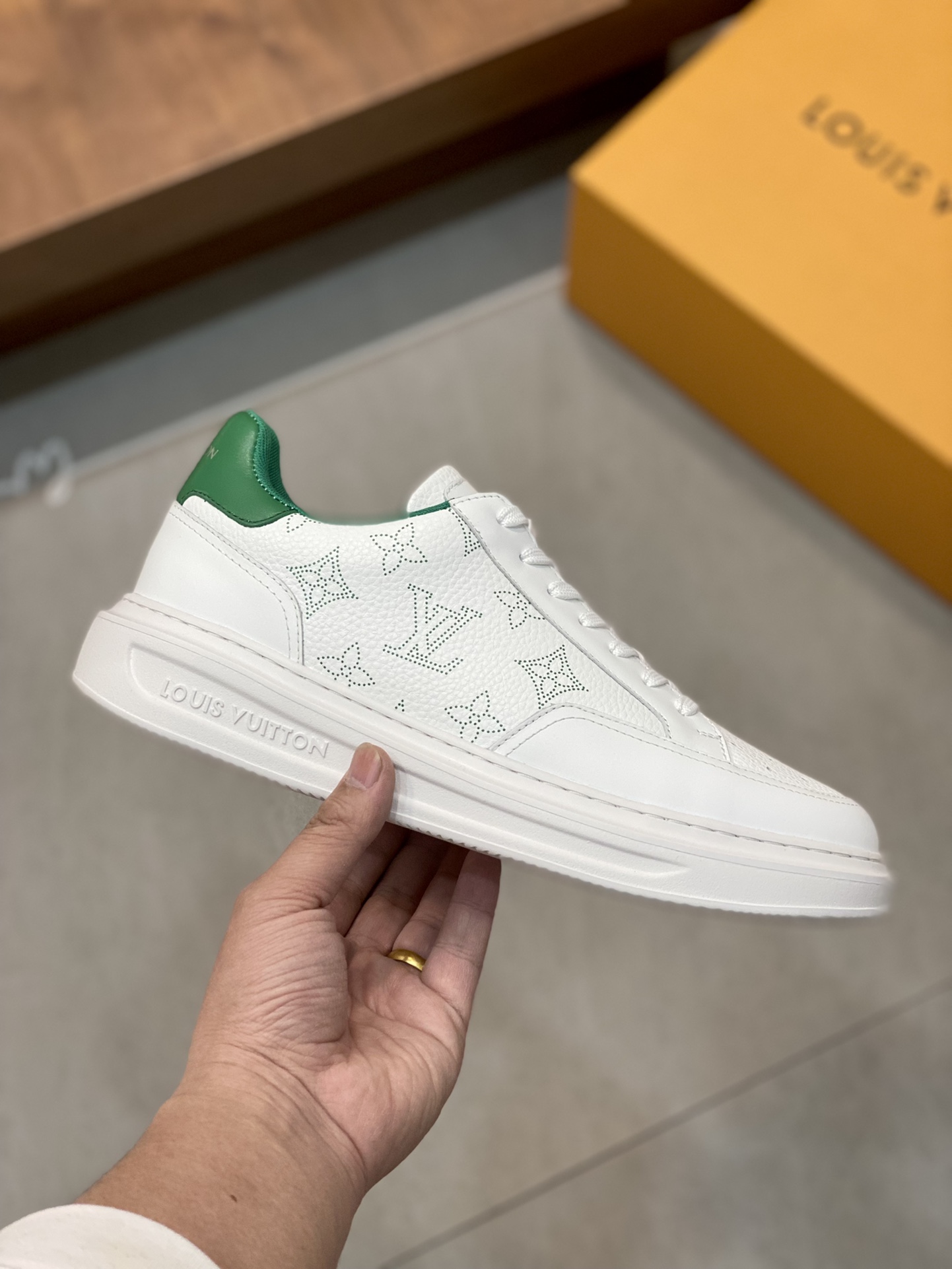 LV SNEAKER