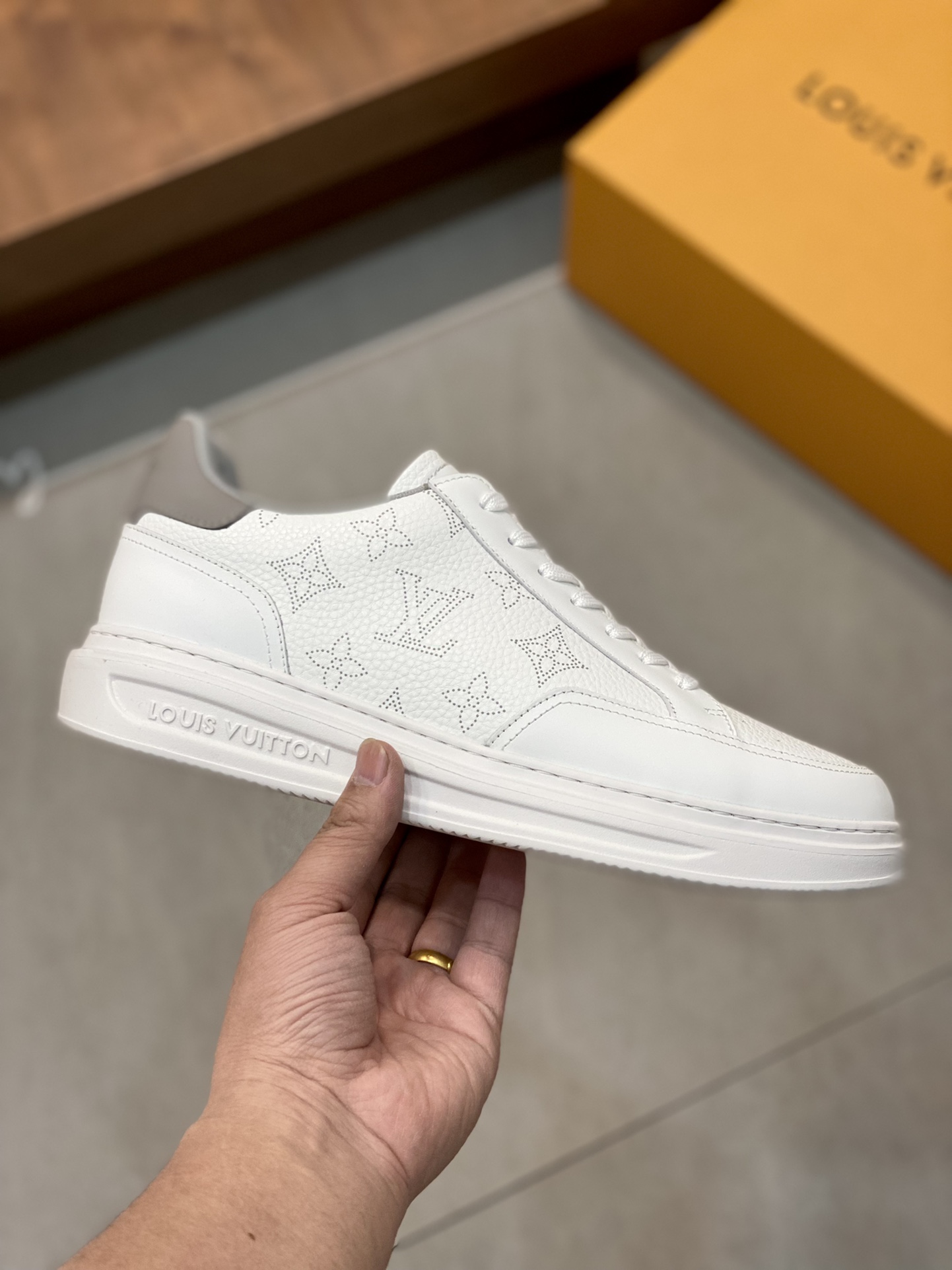 LV SNEAKER