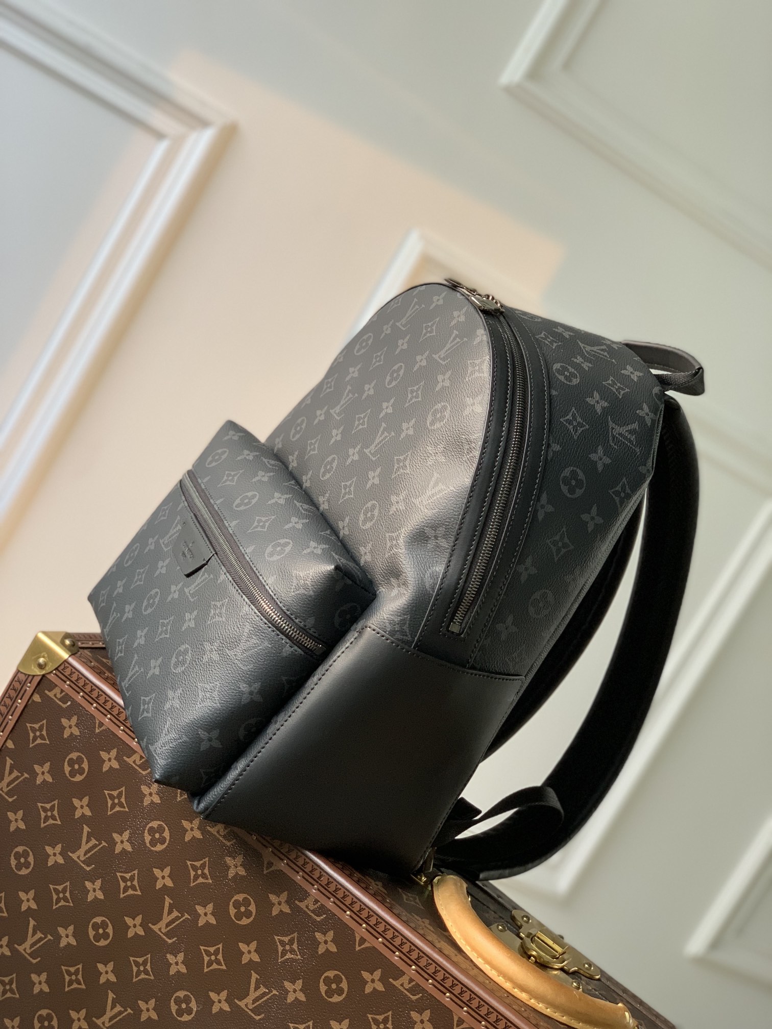 LV DISCOVERY BACKPACK