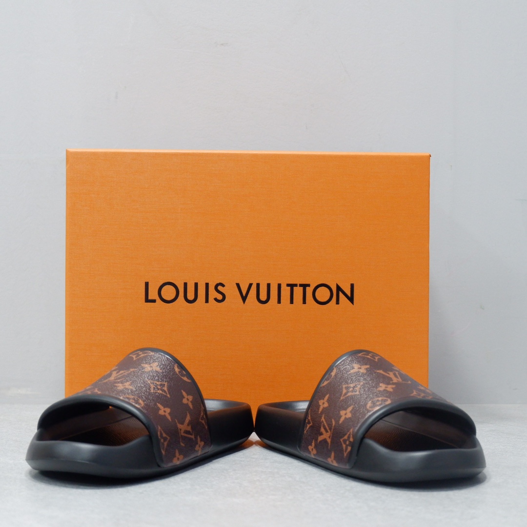 LOUIS VUITTON SLIPPERS