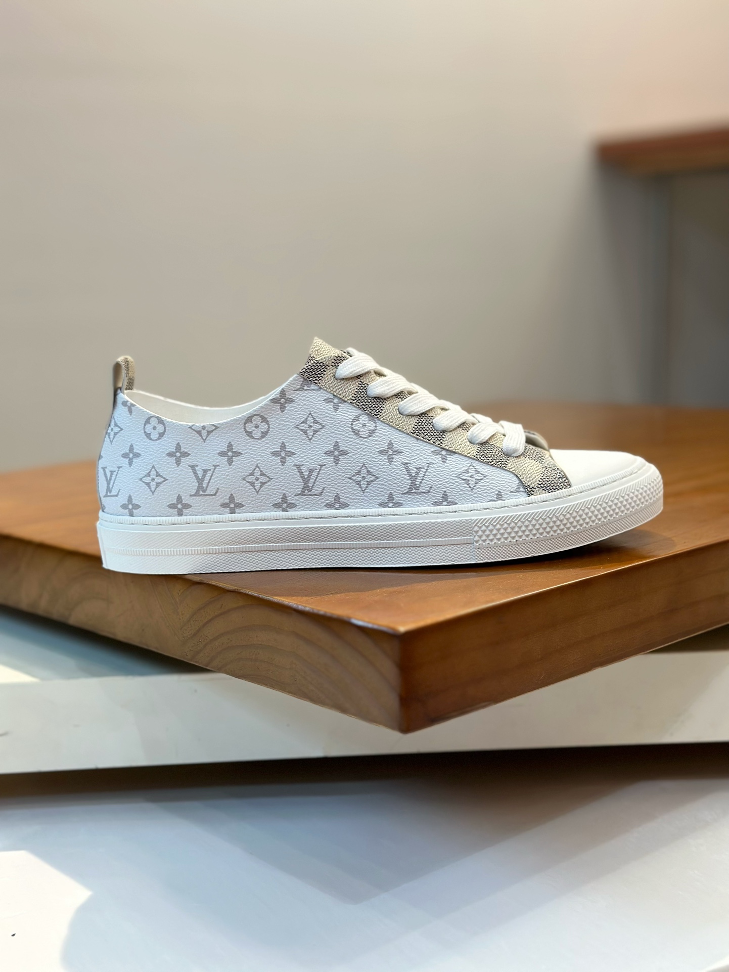 LOUIS VUITTON SHOES 