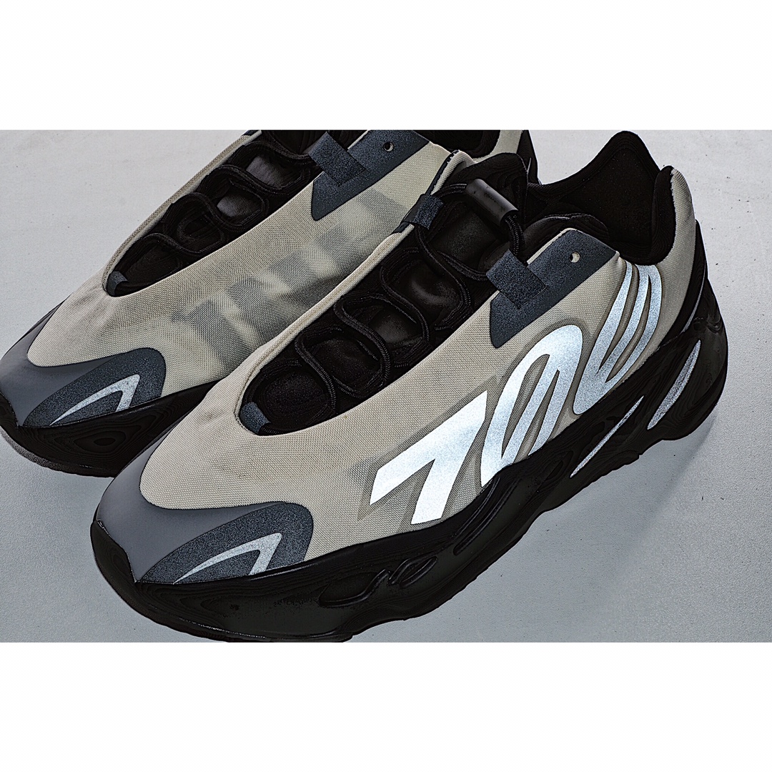 Adidas Yeezy 700 MNVN