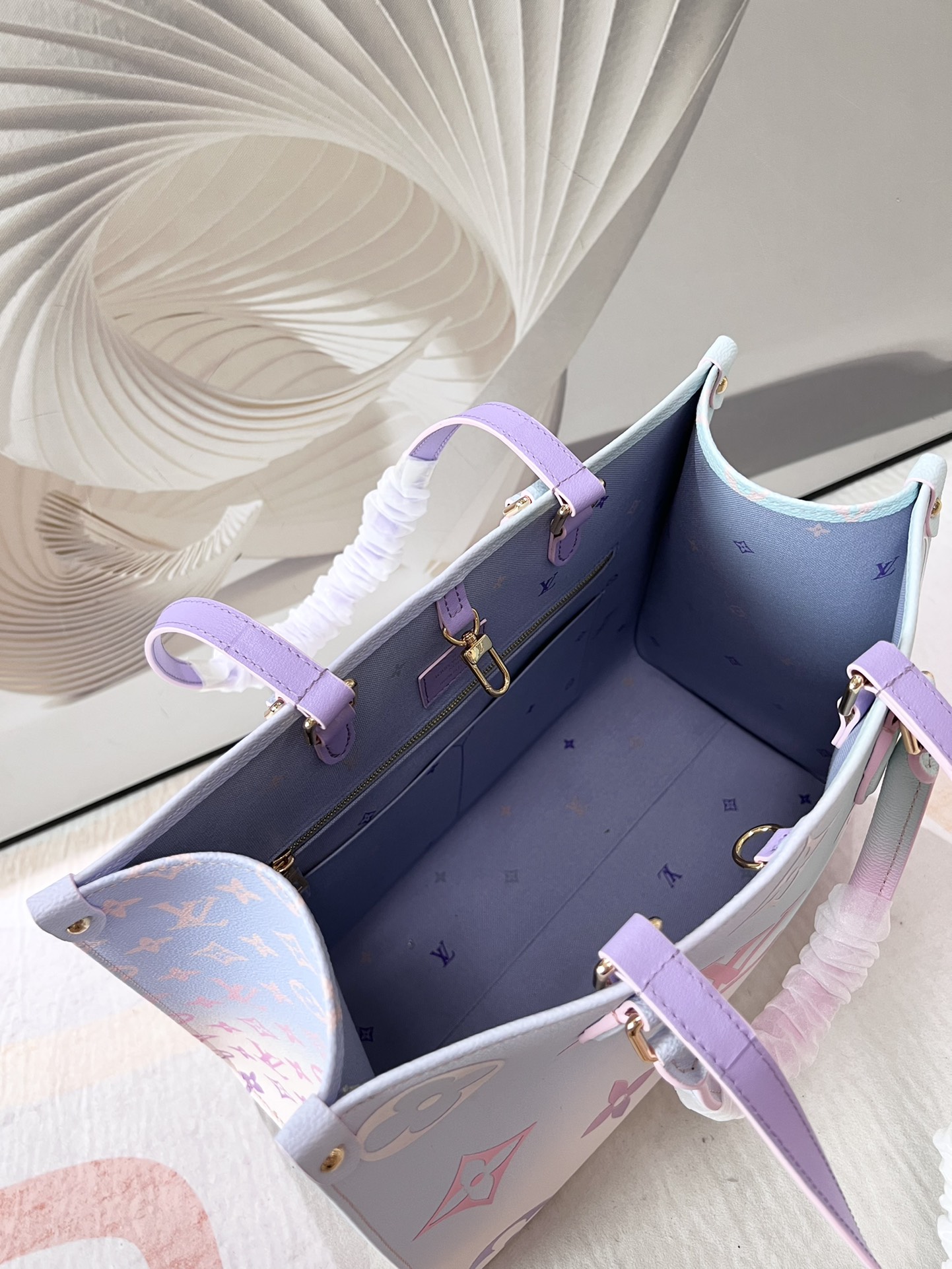 LOUIS VUITTON OnTheGo 