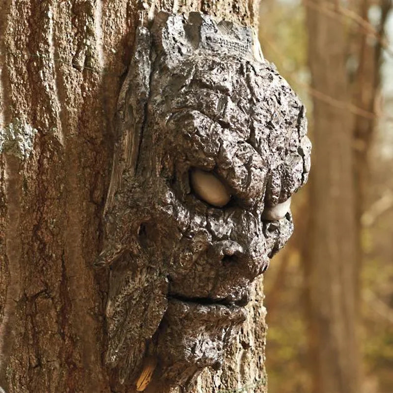 Kreative gruselige Baum-Halloween-Dekoration