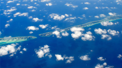 你要做一个不动声色的大人了。不准情绪化，不准偷偷想念，不准回头看。去过自己另外的生活。你要听话，不是所有的鱼都会生活在同一片海里。——村上春树《舞！舞！舞！》-88900-图片alt01