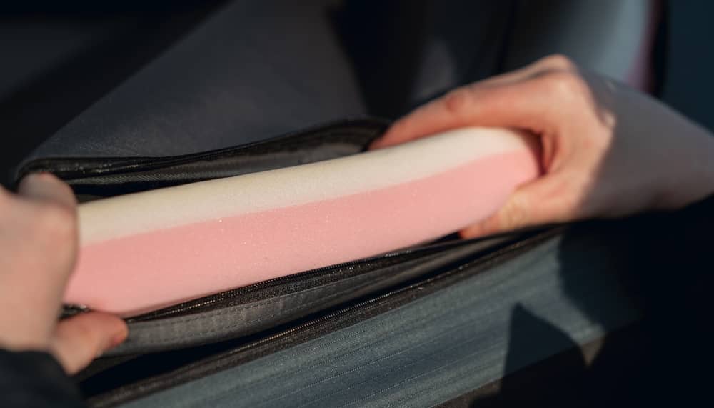 展示 TentBox Lite 2.0 和 XL 屋顶帐篷型号双层泡沫床垫的人员