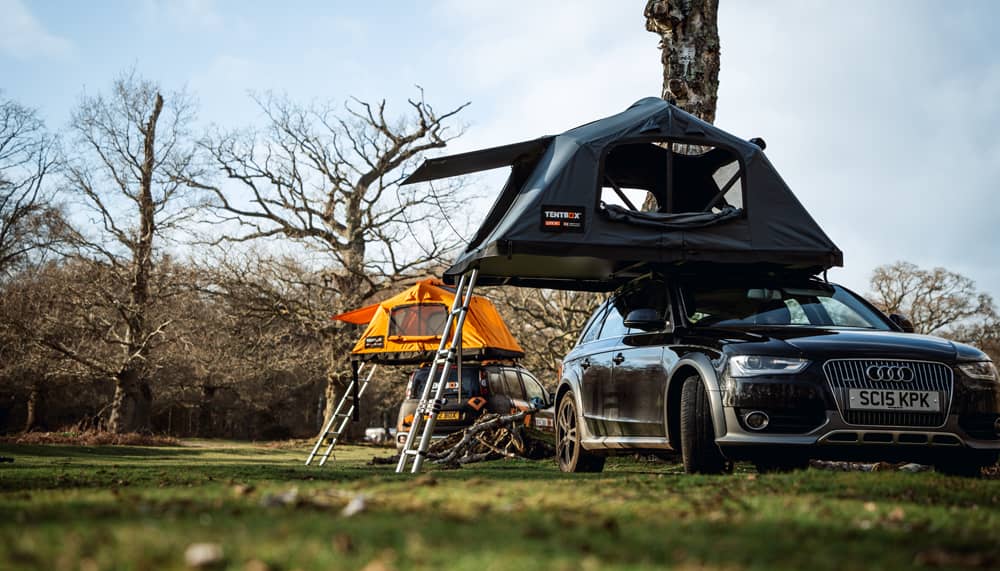 两个处于夏季模式的 TentBox Lite 2.0 屋顶帐篷,已移除雨篷