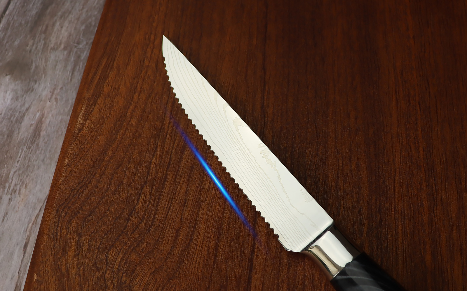 razor-sharp serrated steak knife set