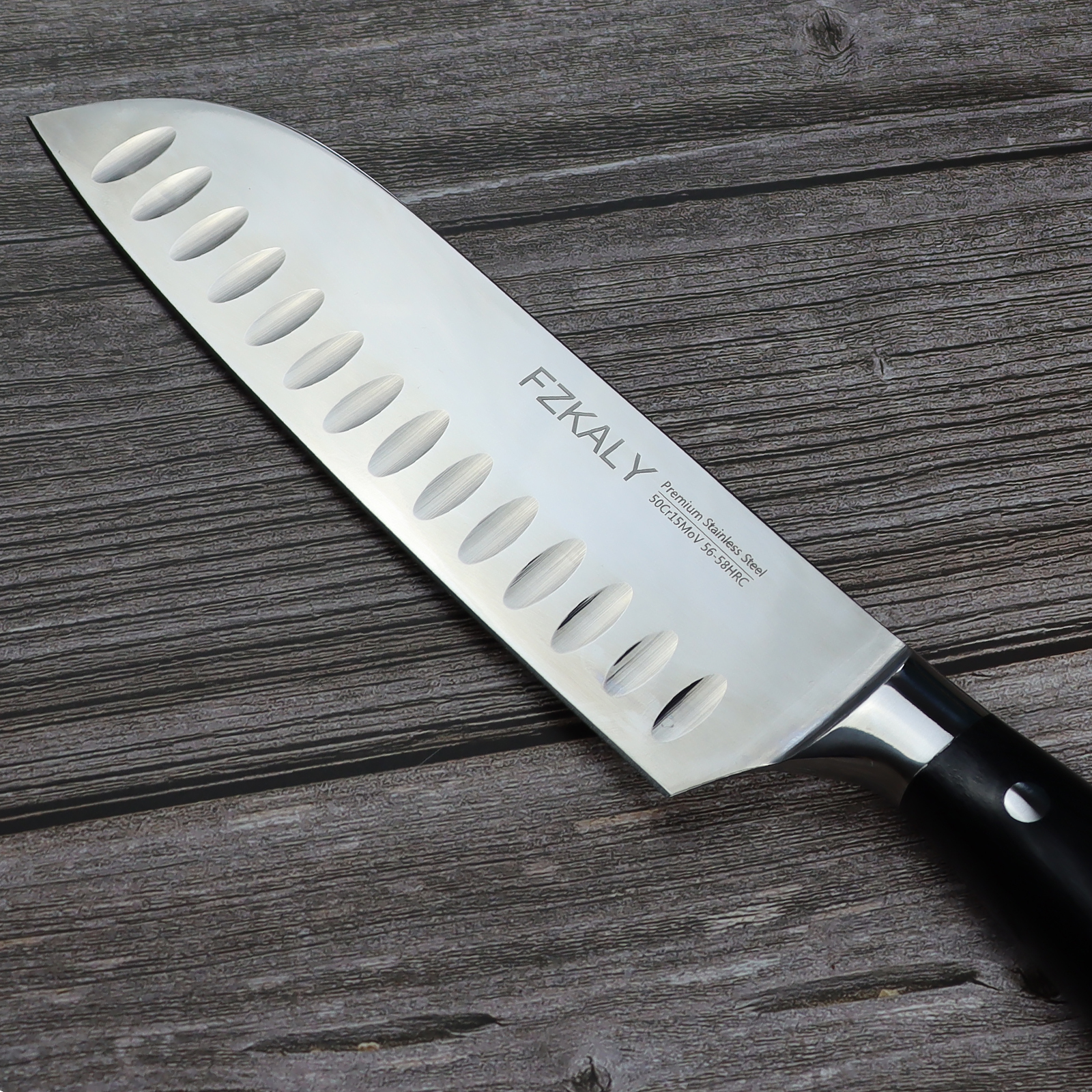 What is the difference between a carbon steel knife and stainless