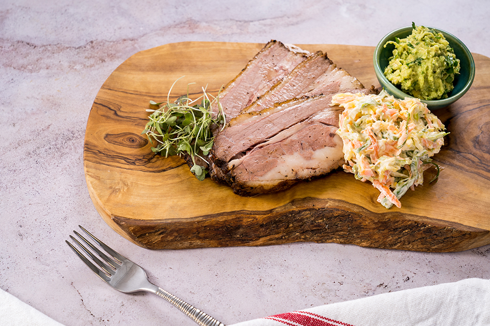 MIT KAFFEE EINGERIEBENES BRUSTSTÜCK MIT KRAUTSALAT UND AVOCADO